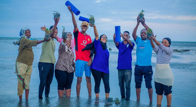 أعضاء تحالف المحيط المستدام، وهو شبكة شبابية غير ربحية تأسست عام 2020 في تنزانيا تهدف إلى حماية البيئة البحرية التنزانية وتمكين المجتمعات الساحلية.